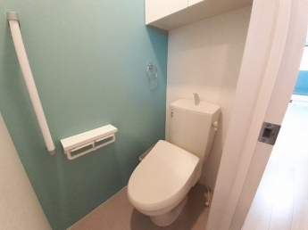 落ち着いた色調のトイレです
