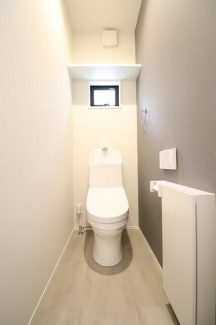 【施工例】トイレは１階、２階に設置。便座はフチ無し形状になっ