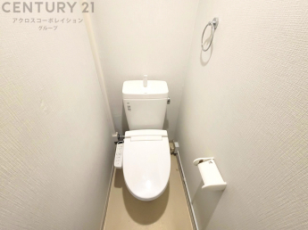 温水洗浄便座付トイレは温水洗浄機能により、暖かい水でおしりを洗浄することができ、冷たい水を使う従来の便座に比べ、温水洗浄機能で暖かいトイレを提供し、快適な使用を可能にします。