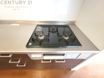 多数の調理器具を同時に使用でき、料理の効率化が可能。省エネで節約になり、様々な料理スタイルに適応できます。また、火力調整が独立しており、手入れや掃除もしやすく、今よりもっとお料理が楽しくなるかも。