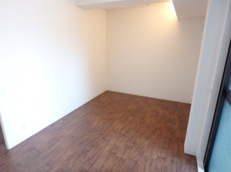 落ち着いて過ごせるお部屋なので、寝室にいかがでしょうか