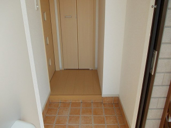 毎日通る玄関はこちらです