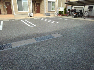 車をお持ちの方に嬉しい駐車場付きの物件です