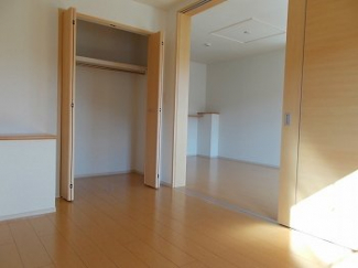 明るい色調の室内です