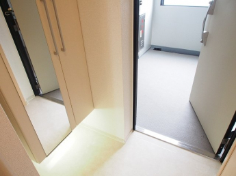 毎日通る玄関はこちらです