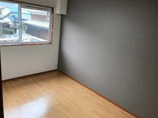 6.9帖洋室　汚れにくいアクセントクロスに