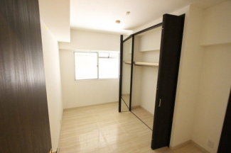 落ち着いて過ごせるお部屋なので、寝室にいかがでしょうか