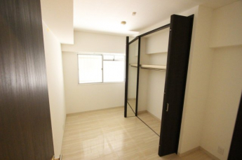 落ち着いて過ごせるお部屋なので、寝室にいかがでしょうか