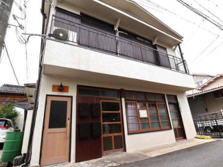 ２階が物件です　１階はオーナーの老舗建具屋さん