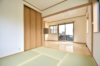 対面キッチン　新規取付のキッチン＆背面大型収納が魅力