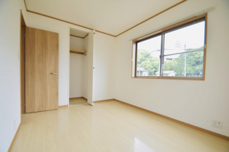 2階主寝室　6畳の洋間に2面採光。収納建具は2か所とも新規