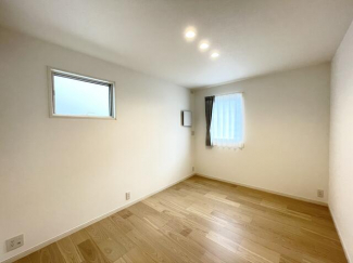寝室　窓位置もプライバシーを考慮した設計。