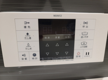 浴室内の給湯器リモコン。追炊き・自動給湯が出来ます。たし湯・たし水も出来ますよ。