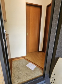 玄関ホールがあるので室内が見えません