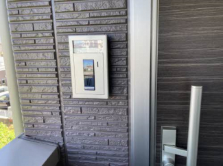 エントランスのオートロックとお部屋入り口とモニター付きインターホンがあります。