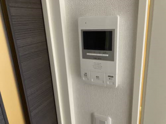 お部屋の中のモニター付きインターホンです
