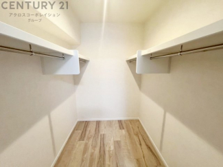収納力が高く洋服や小物を整理しやすく、更衣室のように使え、部屋がすっきり保てます。収納の配置を自由に調整でき、換気性が良く防湿・防虫対策も可能。快適で機能的な生活空間を実現できます♪