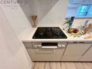 多数の調理器具を同時に使用でき、料理の効率化が可能。省エネで節約になり、様々な料理スタイルに適応できます。また、火力調整が独立しており、手入れや掃除もしやすく、今よりもっとお料理が楽しくなるかも。