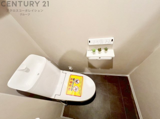 温水洗浄便座付トイレは温水洗浄機能により、暖かい水でおしりを洗浄することができ、冷たい水を使う従来の便座に比べ、温水洗浄機能で暖かいトイレを提供し、快適な使用を可能にします。