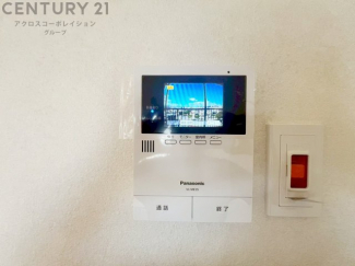訪問者が来たときにテレビ画面で確認できるため、安心してドアを開けられます。録画機能があるものもあり、留守中に来訪者を記録しておくことができます。利便性が高く、セキュリティ面でも安心です