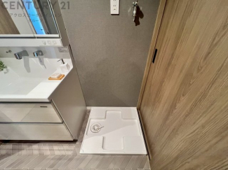洗濯物の仕分け作業がしやすく、整理整頓が容易になります。洗濯音や湿気を他の部屋に持ち込まず、生活環境を快適に保ちます。上部を活用すれば収納スペースを確保でき洗剤や洗濯用品の整理もしやすくなります。