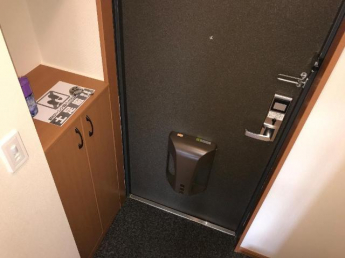 吊り戸付きのカウンター下駄箱