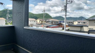 見晴らしの良い広いベランダがあります