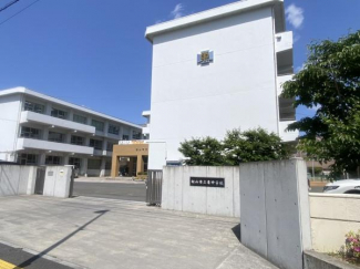 松山市立東中学校まで575m