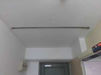 カーテンレールが付いてるので部屋が見えないようにできます☆