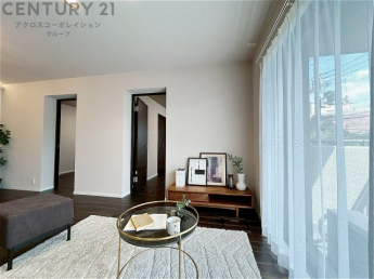 大きな窓からは明るい日差しが入り、開放的な空間のリビングルームです。