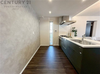 シンプルなデザインと使いやすさを兼ね備えた対面式システムキッチンは、効率的な作業スペースを提供し、家族やゲストとのコミュニケーションを促進します。
