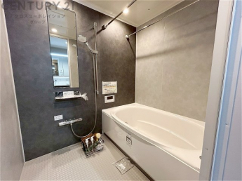 ユニットバスは省スペースでありながら、シンプルな設計と使いやすさを備え、簡便なメンテナンスが可能です。またミラー・小物置き場もあり便利です。
