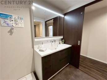 化粧品や洗顔料、歯ブラシなどの必需品をまとめて置ける収納スペースがあり、使用するたびに取り出す手間が省けます。また、水回りのため、濡れても大丈夫な素材が使用されており、お手入れが簡単です。
