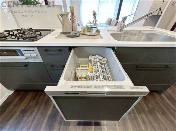 手洗いに比べて時間や労力を節約できることです。また、高温のお湯で洗浄されるため、雑菌や細菌を殺菌する効果もあります。さらに、乾燥機能があるため、手で拭く手間も省け衛生的に保管できます。
