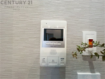 訪問者が来たときにテレビ画面で確認できるため、安心してドアを開けられます。録画機能があるものもあり、留守中に来訪者を記録しておくことができます。利便性が高く、セキュリティ面でも安心です
