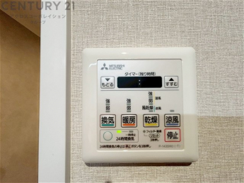 暖房機能があるため、冬場でも温かい浴室で入浴でき、乾燥機能があるため、水気を素早く取り除けます。また、換気機能があるため、湿気を素早く排出してカビや雑菌の発生を防ぐことができます。
