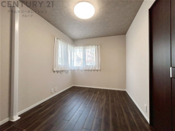 創造性や成長を促す遊びの空間を提供。学習や趣味に集中できる環境を整えます。個別のプライベートスペースは自己表現と自立心を育み、心地よい睡眠環境を整えリラックスできる場所を提供。
