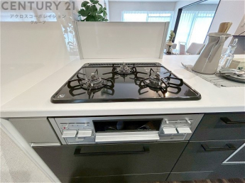 多数の調理器具を同時に使用でき、料理の効率化が可能。省エネで節約になり、様々な料理スタイルに適応できます。また、火力調整が独立しており、手入れや掃除もしやすく、今よりもっとお料理が楽しくなるかも。
