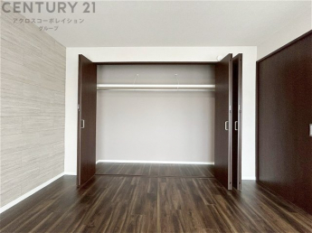 収納力が高く洋服や小物を整理しやすく、更衣室のように使え、部屋がすっきり保てます。収納の配置を自由に調整でき、換気性が良く防湿・防虫対策も可能。快適で機能的な生活空間を実現できます♪
