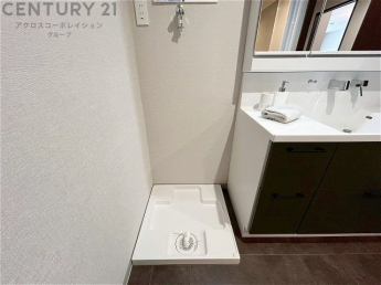 洗濯物の仕分け作業がしやすく、整理整頓が容易になります。洗濯音や湿気を他の部屋に持ち込まず、生活環境を快適に保ちます。上部を活用すれば収納スペースを確保でき洗剤や洗濯用品の整理もしやすくなります。
