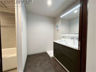 衣服の収納や脱ぎ着や整理整頓がしやすく、湿った衣類を乾燥させるスペースがありカビや臭いの発生を防ぎます。床の汚れを他の部屋に持ち込まず清潔を保つことができます。また快適な入浴環境の整備にも役立ちます。