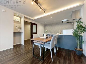 キッチン前のダイニングスペース　カウンターキッチンから料理の受け渡し等に便利です。ダイニングセットを置いても十分な広さを確保。
