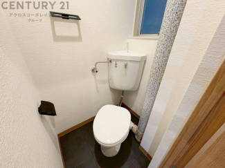 温水洗浄便座付トイレは温水洗浄機能により、暖かい水でおしりを洗浄することができ、冷たい水を使う従来の便座に比べ、温水洗浄機能で暖かいトイレを提供し、快適な使用を可能にします。