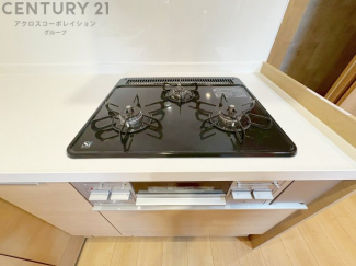 多数の調理器具を同時に使用でき、料理の効率化が可能。省エネで節約になり、様々な料理スタイルに適応できます。また、火力調整が独立しており、手入れや掃除もしやすく、今よりもっとお料理が楽しくなるかも。