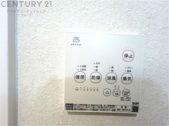 常に新鮮な空気を室内に供給し、室内の換気を効果的に行います。湿気やニオイ等を排出し、健康な環境を維持。快適な室内温度と湿度を調整し、エネルギー効率も向上。居住空間の快適性と健康面の改善が期待できます。
