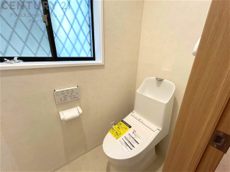 温水洗浄便座付トイレは温水洗浄機能により、暖かい水でおしりを洗浄することができ、冷たい水を使う従来の便座に比べ、温水洗浄機能で暖かいトイレを提供し、快適な使用を可能にします。
