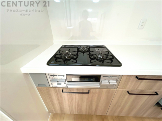 多数の調理器具を同時に使用でき、料理の効率化が可能。省エネで節約になり、様々な料理スタイルに適応できます。また、火力調整が独立しており、手入れや掃除もしやすく、今よりもっとお料理が楽しくなるかも。