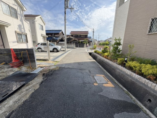 【前面道路含む現地写真】