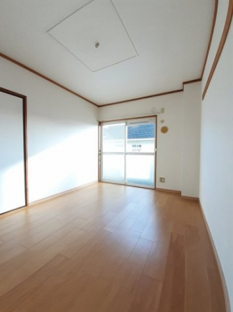 明るい色調の室内です