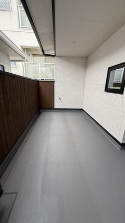 雨の日の安心！屋根のある広々バルコニーです